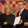 Tổng thống Croatia Kolinda Grabar-Kitarovic (trái) và Thủ tướng mới được chỉ định Tihomir Oreskovic tại lễ bổ nhiệm ở Zagreb. (Nguồn: AFP/TTXVN)