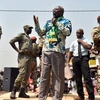 Ứng viên tranh cử Tổng thống Martin Ziguele (giữa) vận động tranh cử tại quận Hồi giáo PK5 ở Bangui. (Nguồn: AFP/TTXVN)