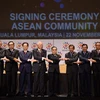 Các nhà lãnh đạo ASEAN tham gia ký "Tuyên bố Kualar Lumpur" thành lập Cộng đồng ASEAN. (Nguồn: THX/TTXVN)