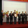 Lãnh đạo tỉnh Bắc Ninh trao giấy chứng nhận đầu tư có tổng vốn 110 triệu USD cho Công ty Trách nhiệm hữu hạn Maple. (Ảnh: Thái Hùng/TTXVN)