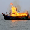 Một tàu đánh cá của Malaysia bị đánh chìm tại khu vực ngoài khơi Belawan, phía đông đảo Sumatra, Indonesia. (Nguồn: AFP/TTXVN)