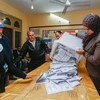 Nhân viên Ủy ban bầu cử Ai Cập kiểm phiếu sau cuộc bầu cử ở thủ đô Cairo ngày 23/11. (Nguồn: THX/TTXVN) 