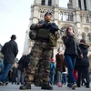 Cảnh sát Pháp tuần tra bên ngoài Nhà thờ Notre Dame de Paris ở thủ đô Paris ngày. (Nguồn: AFP/TTXVN)