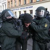 Cảnh sát Đức bắt giữ người biểu tình quá khích tại Leipzig, miền đông nước Đức. (Nguồn: AFP/TTXVN)