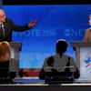 Ông Bernie Sanders (trái) và Hillary Clinton trong cuộc tranh luận lần thứ 3 của các ứng cử viên Đảng Dân chủ tham gia tranh cử Tổng thống Mỹ năm 2016. (Nguồn: AFP/TTXVN)