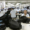 Công nhân làm việc tại một nhà máy may bên trong khu công nghiệp Kaesong. (Nguồn: voanews.com)