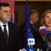 Thủ tướng Libya Fayez el-Sarraj (trái) và Cao ủy Liên minh châu Âu phụ trách chính sách an ninh- đối ngoại Federica Mogherini trong cuộc họp báo về việc thành lập Chính phủ đoàn kết dân tộc ở Libya. (Nguồn: AFP/TTXVN)