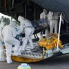 Vận chuyển một bệnh nhân nghi nhiễm virus Ebola ở Sierra Leone bằng máy bay. (Nguồn: AFP)