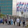 Người dân Cuba xếp hàng bên ngoài một văn phòng của Mỹ ở thủ đô La Habana. (Nguồn: AFP/TTXVN)