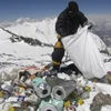 Chất bài tiết của người leo núi gây ô nhiễm nặng đỉnh Everest