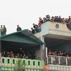 CĐV Thanh Hóa trèo lên mái nhà, bầu Đệ hứa cải tạo sân