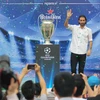 [Photo] “Fan” Man United áp đảo ngày Robert Pires đến Hà Nội