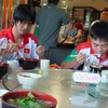 U19 Việt Nam thưởng thức phở Việt tại khách sạn hai sao Brunei 