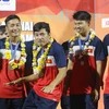 Đến lượt đội trưởng U21 Việt Nam diễn trò lố trên bục trao giải 