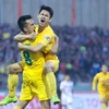 Thủ môn tuyển Việt Nam đẩy penalty, Thanh Hóa ngược dòng ấn tượng 