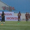 CĐV lẻn vào sân đội Olympic Việt Nam, HLV Miura nổi giận 