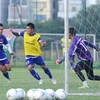Các cầu thủ đội tuyển U23 Việt Nam trong buổi tập thứ 3 tại Singapore (Ảnh: TTXVN)