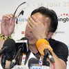 Ông Kim Swee liên tục lấy tay lau mặt sau thảm bại của U23 Malaysia. (Ảnh: Quốc Khánh/TTXVN)