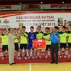 ​Ban tổ chức trao cờ và cúp vô địch cho đội Sở Y tế Thái Bình. (Ảnh: PV/Vietnam+)