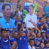 Những tấm ảnh tri ân huấn luyện viên Đinh Cao Nghĩa (áo xanh) và chủ tịch Phạm Thanh Hùng (áo trắng) được giăng trên sân Cẩm Phả chiều tối hôm qua (15/7). (Ảnh: Minh Chiến/Vietnam+)