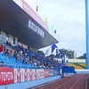 Sân Cẩm Phả ngày 15/7, tại vòng 16 V-League, chỉ khán đài B - trung tâm hội cổ động viên Than Quảng Ninh là được lấp kín hoàn toàn. (Ảnh: Minh Chiến/Vietnam+)