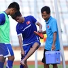 Thanh Hậu rời sân trong đau đớn và tập tễnh. Chấn thương của anh tới ở phút 70 trận giao hữu U19 Việt Nam - U19 Lào chiều qua. (Ảnh: Minh Chiến/Vietnam+)