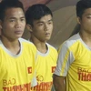 Thái Sung (ở giữa) buồn bã ngồi ngoài trong một trận đấu ở giải U21 quốc tế - Cúp Báo Thanh Niên 2014. (Ảnh: Minh Chiến/Vietnam+)