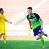 Xuân Nam (áo xanh) đang chơi cực hay tại Lao League 2015. (Ảnh: Lao League)