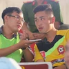 Keven Nguyễn (áo vàng) trao đổi với phóng viên VietnamPlus trong trận Hải Phòng - Bình Dương ở vòng 24 V-League. (Ảnh: Hiếu Lương/Vietnam+)