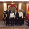 Bộ trưởng Hoàng Tuấn Anh chụp ảnh lưu niệm với đại diện ban lãnh đạo dự án Hồ Tràm. (Ảnh: Ban tổ chức)