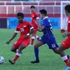 U21 Singapore (áo đỏ) đã có màn ngược dòng rất ấn tượng trong hiệp hai cuộc đối đầu với U21 Thái Lan tối qua. (Ảnh: Minh Chiến/Vietnam+)