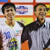 Công Phượng lao thẳng lên khán đài ôm lấy người cha Nguyễn Công Bảy (sơ-mi xanh sau bàn thắng ấn định tỷ số 2-0 cho U21 Hoàng Anh Gia Lai trước U19 Hàn Quốc. (Ảnh: Minh Chiến/Vietnam+)