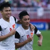 Ti Phông (số 11) đã nối gót đồng đội Văn Thành (số 9) bước lên U23 Việt Nam. (Ảnh: Minh Chiến/Vietnam+) 