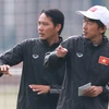 Huấn luyện viên Miura (phải) tin rằng thời tiết trong Nam sẽ giúp các cầu thủ có thể lực sung mãn hơn. (Ảnh: Minh Chiến/Vietnam+)