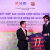 Bầu Hiển ký hợp tác chiến lược với đại diện Barcelona. (Ảnh: SHB)