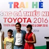 Hồng Sơn chụp ảnh lưu niệm trong buổi họp báo công bố sự kiện của Toyota. (Ảnh: Minh Chiến/Vietnam+)