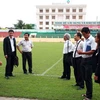 Đoàn công tác VPF đến kiểm tra một sân bóng ở V-League. (Ảnh: VPF)