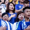 Cổ động viên Hoàng Anh Gia Lai hát quốc ca trong trận đấu tại vòng 12 tối qua. (Ảnh: Minh Chiến/Vietnam+)