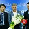 Ông Gede tự tin trong buổi ra mắt bóng đá Việt Nam. (Ảnh: Minh Chiến/Vietnam+)