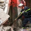 Đội cứu hộ đã phải đào bới từng viên gạch bằng tay không và các công cụ thô sơ. (Ảnh: Minh Sơn/Vietnam+)
