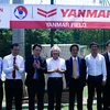 Quan chức Liên đoàn dự lễ ra mắt tên sân tập chính Yanmar Field. (Ảnh: Minh Chiến/Vietnam+)