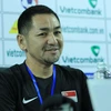 Huấn luyện viên Singapore cười mỉm khi được hỏi về hàng công U19 Việt Nam trận vừa qua. (Ảnh: PV/Vietnam+)