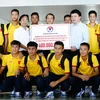 U16 Việt Nam chụp ảnh lưu niệm tại sân bay Nội Bài. Cũng tại đây, đội tuyển đã nhận thưởng 400 triệu đồng cho chiến tích lọt vào tứ kết Giải U16 châu Á 2016. (Ảnh: Minh Chiến/Vietnam+)