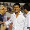 Hữu Thắng nhận lời chúc mừng từ các lãnh đạo Liên đoàn bóng đá Việt Nam.