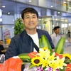 Huấn luyện viên Hữu Thắng và tuyển Việt Nam trở về Nội Bài đêm qua sau chuyến bay dài bốn tiếng. (Ảnh: VFF)