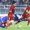 Tuấn Anh (áo đỏ, số 8) có thể lỡ cơ hội dự AFF Cup cùng Việt Nam. (Ảnh: Minh Chiến/Vietnam+)