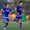 Công Phượng (trái) cạnh tranh vị trí đội trưởng U23 Việt Nam với đồng đội Xuân Trường (phải).
