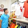 Các tuyển thủ quốc gia Việt Nam tới thăm một cửa hàng chính hãng của Grand Sport tại Hà Nội. Đây là đơn vị tài trợ áo đấu chính thức của tuyển Việt Nam. (Ảnh: Grand Sport)