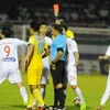 Bê bối trên sân Pleiku tiếp tục khiến vấn đề trọng tài V-League trở nên nhức nhối. (Ảnh: Zing)