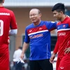 Huấn luyện viên trưởng đội tuyển Việt Nam Park Hang-seo tỏ ra rất thân thiện với các học trò và đội ngũ trợ lý bản xứ trong ngày làm việc đầu tiên (6/11).